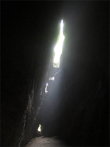 Pequeno feixe de luz se atreve a iluminar a penumbra do enorme salão da Gruta dos Morcegos