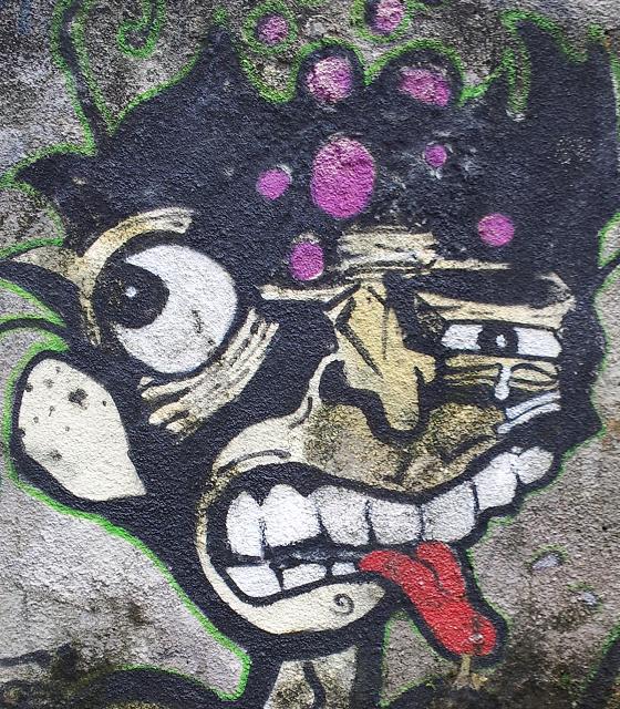 Após passar a noite acordado por conta do alarme, o autor deste texto ficou com a cara semelhante a deste grafite de um muro de São Paulo. (Foto: Daniel Santini)