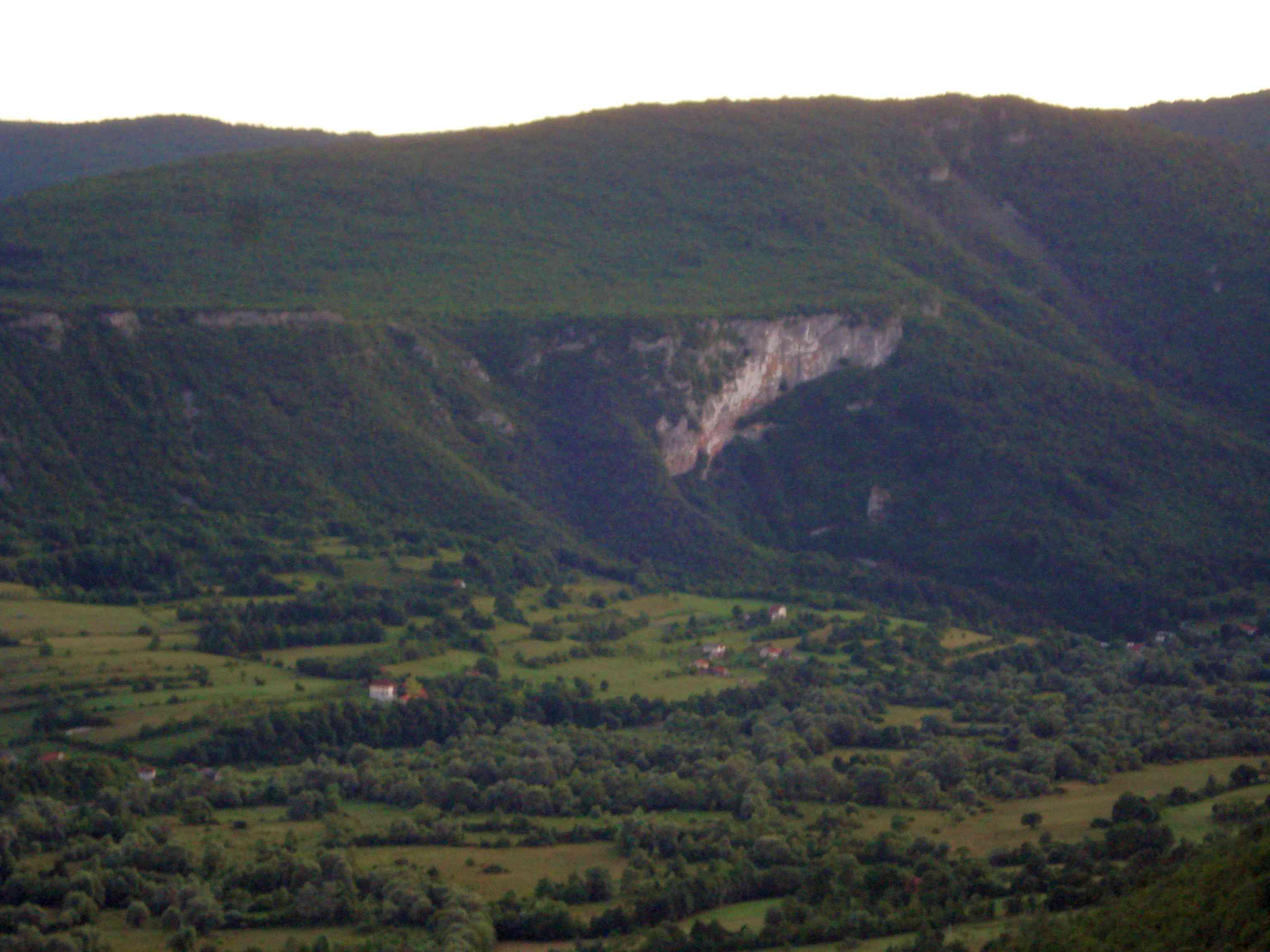 Montanhas minadas de Krajina. Perigo afastou os humanos e trouxe de volta lobos e ursos (foto: autor)