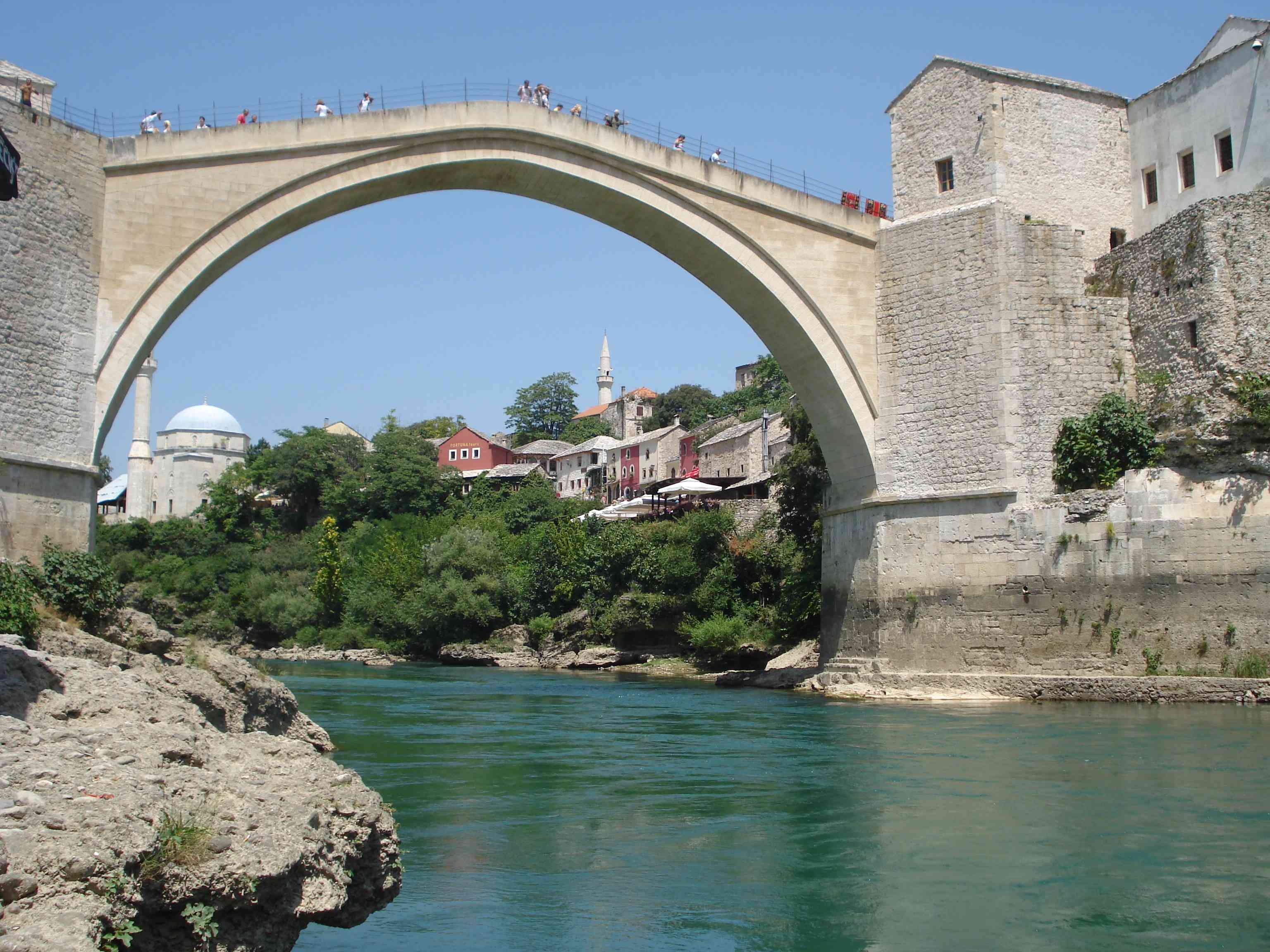 Ponte de Mostar foir derrubada a tiros de canhão e foi reconstruída (foto: autor)