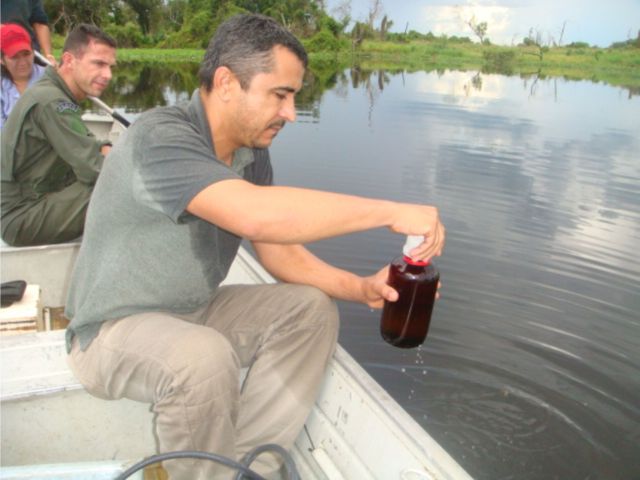 Técnicos do Imasul fazem coleta para análise da qualidade da água (foto: Imasul/divulgação)