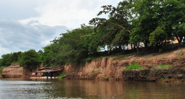 Uma bomba puxa a água do rio Javaé para irrigação. Esta pertence a fazenda Barreira da Cruz, denunciada pelo MPF. (foto: Leilane Marinho)