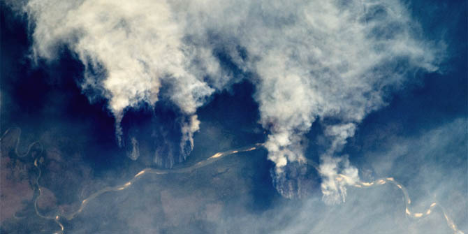 Nesta imagem tirada em 10 de outubro de 2011, largas colunas de fumaça se erguem de campos recém desmatados nas margens do rio Xingu. Crédito: Sensor MODIS, satélite Aqua, NASA.