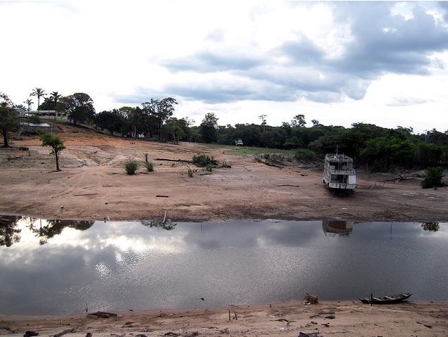 Seca histórica no Rio Negro, região do Amazonas, 2010. (Crédito: Paulo Adário/Greenpeace)