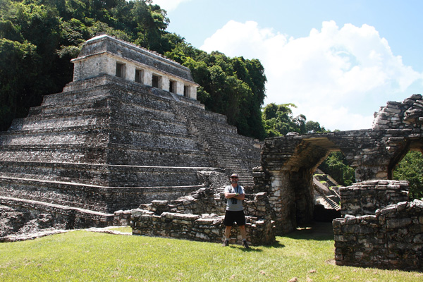 Aproveitando o pré Fim dos Tempos nas ruínas de Palenque, no México. Atrás está o Tiemplo de La Calavera. Foto: Fabio Olmos