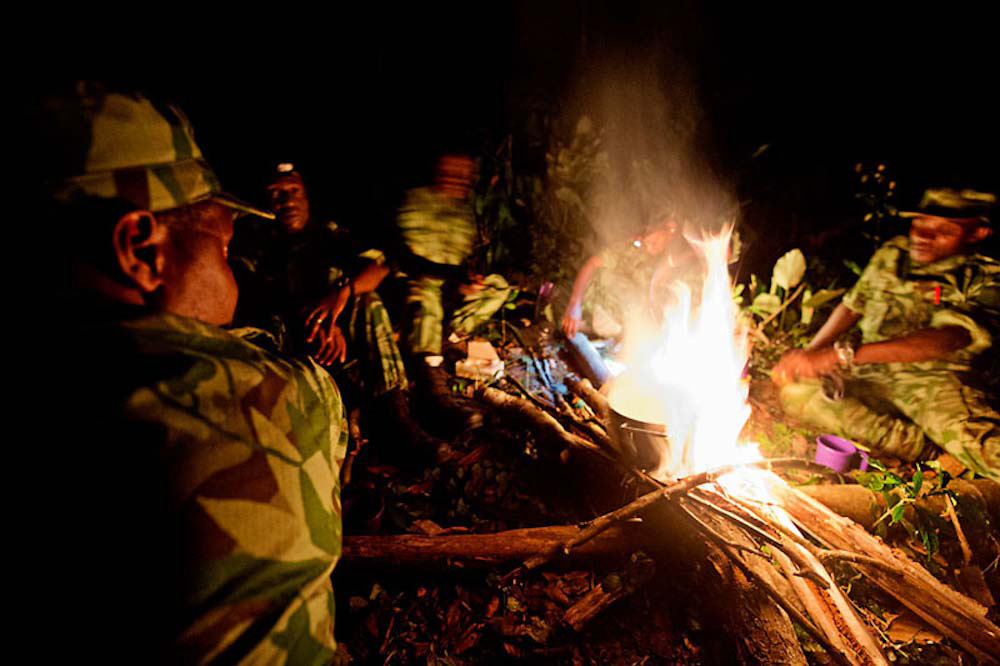 Acampamento de uma patrulha de combate à caça, em uma área de concessão fora dos limites do Parque Nacional Minkébé. Foto: James Morga/WWF Canon.