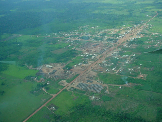 Vista aérea da Vila Rio Pardo, o maior assentamento e que foi excluído da área protegida (foto: ICMBio)