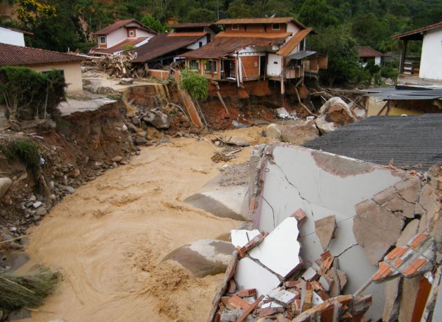 Casas destruídas pela enxurrada em Teresópolis (foto: Vladmir Platonow/Agência Brasil)
