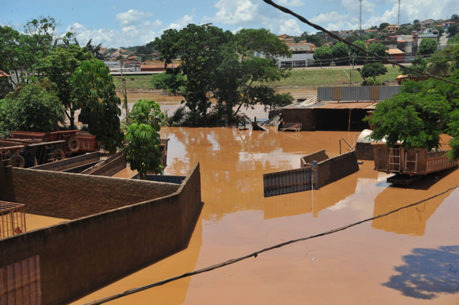 Ruas de Brumadinho, MG, tomadas pela enchente de 5 de janeiro de 2012. Foto: Agência Brasil