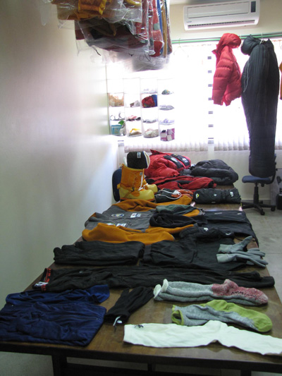 Kit de roupas usado pelos cientistas durante a Expedição Criosfera. Crédito: Flávia Moraes