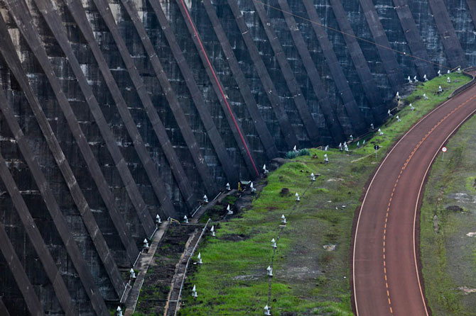 Área interna do lado brasileiro, ao lado da barragem, mostra a grandeza da obra. Foto: Victor Moriyama 