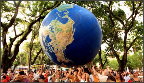 Participantes levantam o Globo Terrestre, simbolo do Fórum Social Mundial. Foto: Cintia Barenho