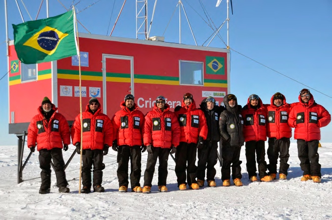 O grupo de 10 pesquisadaores que instalou o Criosfera I, suportando temperaturas negativas de até 42 C . Foto: Centro Polar e Climático da UFRGS