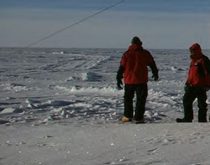 Pesquisadores no gelo. Foto: Alexandre Alencar