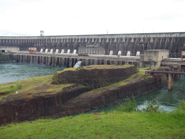 Público vai ajudar Agência Nacional das Águas a definir diretrizes para a segurança em barragens. Acima, a barragem da hidrelétrica de Itaipu. Foto: Daniele Bragança.