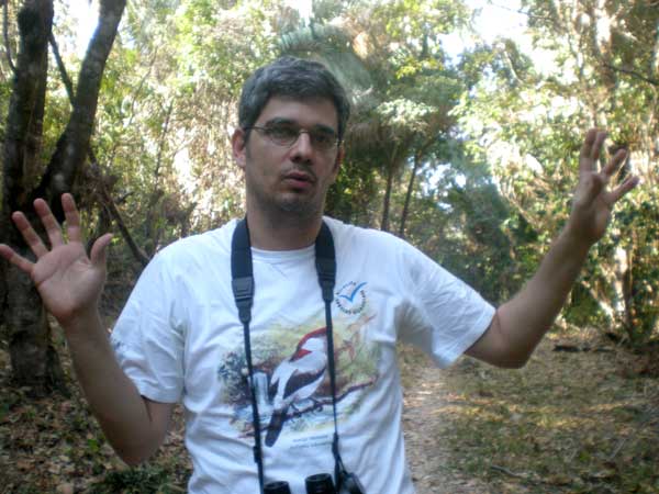 O ornitólogo Weber Girão trabalha em cinco frentes no Projeto Soldadinho-do-araripe para mudar as perspectivas da espécie. Crédito: Celso Calheiros
