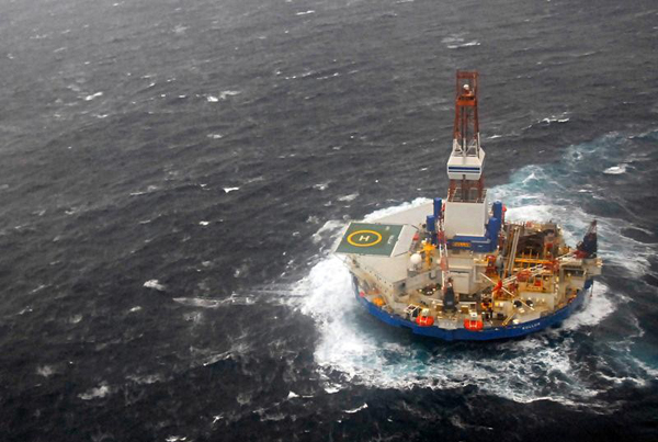 O navio de prospecção Kulluk é puxado pelo rebocador Aiviq e Nanuq. Foto: Associated Press