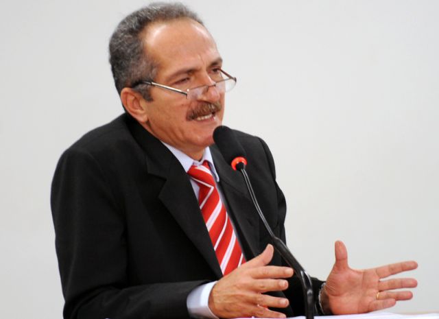 Aldo durante a apresentação de seu novo relatório (foto: Agência Brasil)
