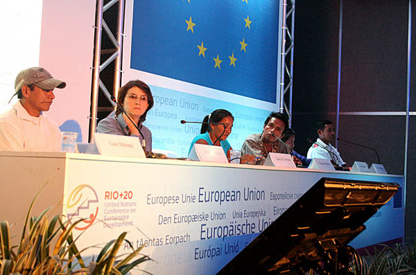 Junto com a delegação de índígenas da Colômbia, Roberto Noreña (4º da esquerda para a direita) participa de mesa de debates na Rio+20. Foto: Vincent Brackelaire