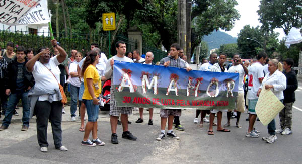 Do lado de fora do Jardim Botânico, membros da AMA HOR protestam pela permanência das casas irregulares. Foto: Duda Menegassi