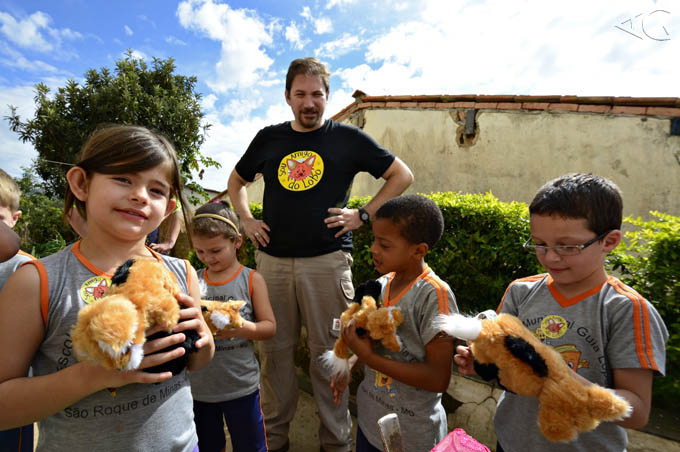 Programa “Sou amigo do Lobo” está doando lobinhos de pelúcia. “Este é o primeiro lobo que as crianças devem cuidar”. Fotos: Adriano Gambarini