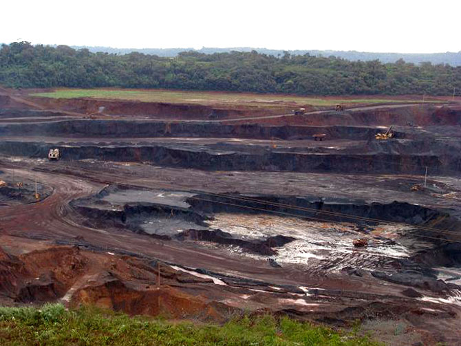 Vista de umas das minas da Serra dos Carajás. Exploração do minério na região começou em 1985. Foto: Daniel Santini