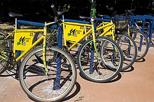 Bicicletas são oferecidas em pontos de maior circulação dentro do campus. (Foto: Isabela Lyrio / UnB Agência)
