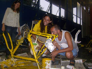 Mão na massa: alunos e colaboradores reformam bicicletas no fim de semana. (Foto: Divulgação)