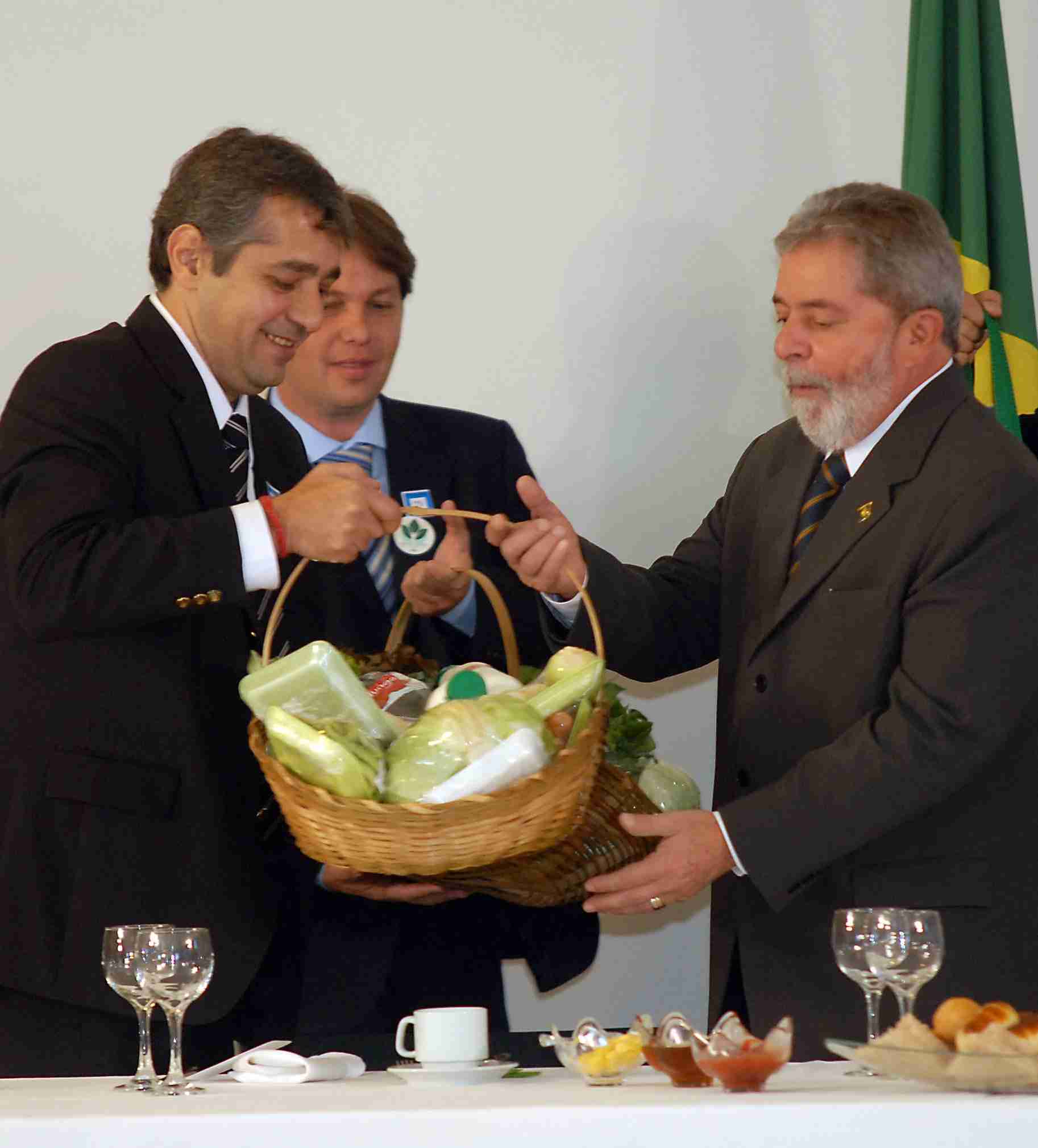 José Alexandre entrega cesta de produtos orgânicos ao presidente Lula (foto: divulgação)