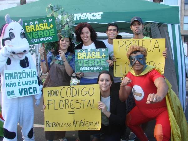 Participamos de uma grande passeata em favor das florestas do Brasil.  05.06.2011, 15h, Posto 9 da Orla de Ipanema, RJ. Grupo de Voluntários Greenpeace Rio de Janeiro Sou a coordenadora local e as fotos são de minha autoria.