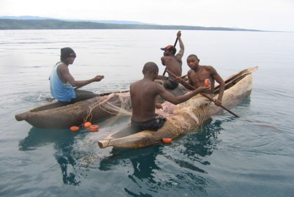 O Lago Niassa é o terceiro maior da África e possue 700 metros de profundidade. Comunidades de pescadores dependem da conservação do ecossistema, (foto: WWF)