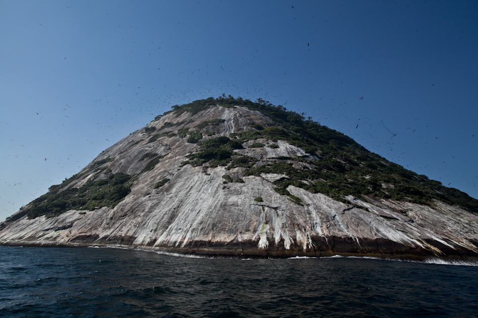 Ilha Cagarras, monumento natural a 4 quilômetros da costa da praia de Ipanema, no Rio de Janeiro.