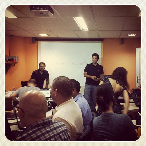 Jornalistas sendo treinados no uso de ferramentas de geo jornalismo na sede do iBase, no Rio de Janeiro