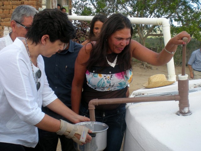 Ministra Tereza Campello confere a eficiência da cisterna da agricultora Ivanilda Torres, em São Caetano, semiárido pernambucano. Foto: Celso Calheiros