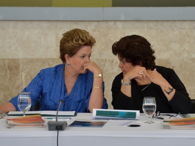 Presidente Dilma e a ministra Izabella Teixeira cochicham durante reunião do Fórum Brasileiro de Mudanças Climáticas. Foto: Wilson Dias/ABr.