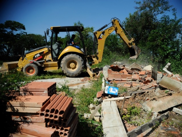 A prefeitura de Duque de Caxias começa a demolir casas construídas irregularmente na Cidade dos Meninos, terreno que está contaminado pelo pesticida BHC, popularmente conhecido como pó de broca. Foto: Tânia Rêgo/ABr.
