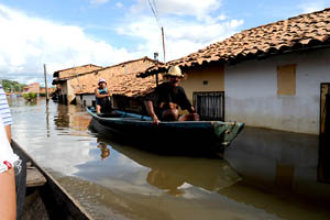Enchentes como a que atingiu Trizidela do Vale (MA) podem ganhar força com o aquecimento do planeta. (Foto: Antônio Cruz/ABr)