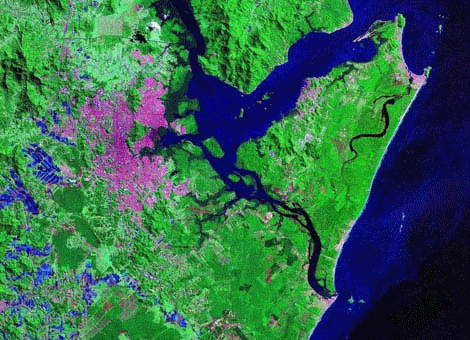 Imagens do GoogleEarth e de satélite exibem os contornos do estuário e as principais cidades em seu entorno.