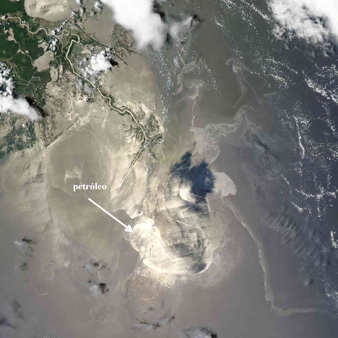 Imagem de Satélite tirada no dia 24 de maio mostra a mancha de petróleo aproximando-se da costa (foto:NASA)