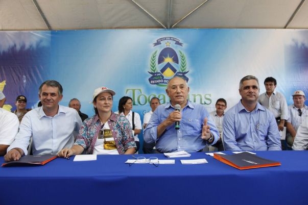 Kátia Abreu e governador Siqueira Campos (microfone) anunciam a licença única do Tocantins durante evento em Palmas (foto: Márcio Vieira/Secom)
