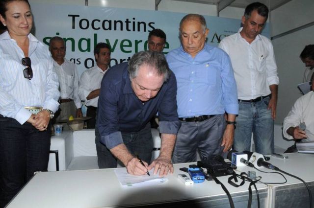 Ministro Wagner Rossi assina convênio na abertura de feira no Tocantins (foto: Elson Caldas)