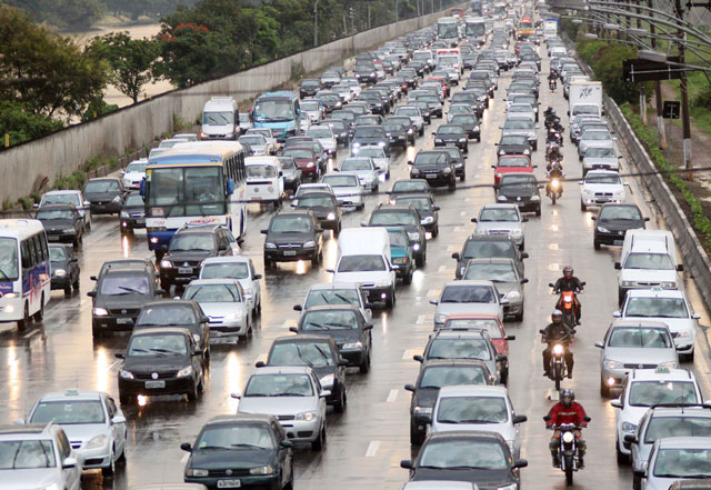 O excesso de carros é um dos principais responsáveis pelas emissões de gases estufa na cidade de São Paulo. Crédito: Thiago Teixeira 