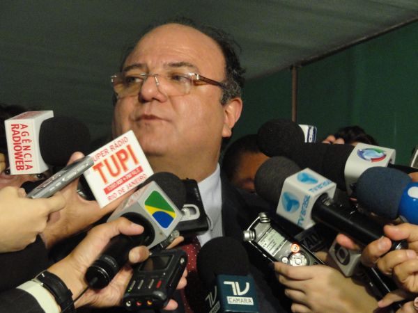 Líder do governo na Câmara, Cândido Vacarezza: "queremos fechar um relatório único" (foto: Nathália Clark)