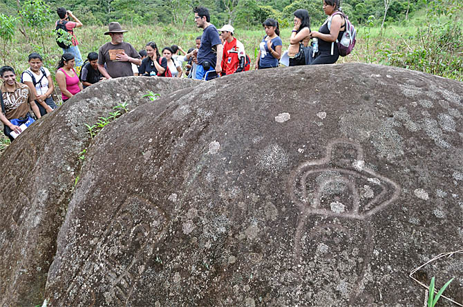 Estudantes observam pretóglifos encontrados no Alto Amazonas. (Crédtio: Ricardo Tello)
