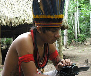 Índios suruis usam computadores e câmeras para registrar a realidade de seu povo e as práticas sustentáveis que realizam em suas aldeias. (Foto: Divulgação Metareilá/Povo Paiter-Surui)