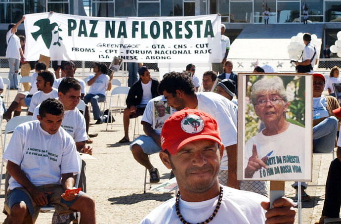 7 de junho de 2005 – Centenas de pessoas reuniram-se na Praça dos Três Poderes para relembrar a luta da missionária Dorothy Stang, pelos povos da floresta e pedir a paz no campo. Foto: Valter Campanato/ABr/Arquivo.