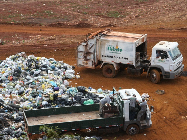 Caminhões da Prefeitura de Ibirité descarregando lixo no lixão próximo ao Parque Estadual da Serra do Rola Moça, em Minas Gerais. Foto: Fabiane Niemeyer.