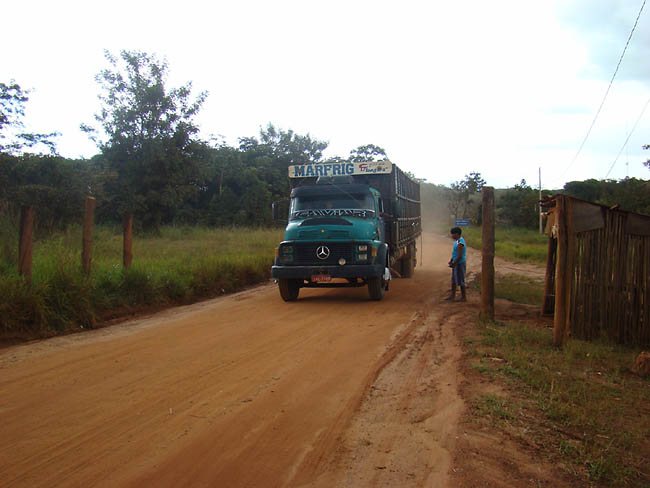 Caminhão da Marfrig carregado atravessa Terra Indígena Utiariti. (Foto: Andreia Fanzeres)