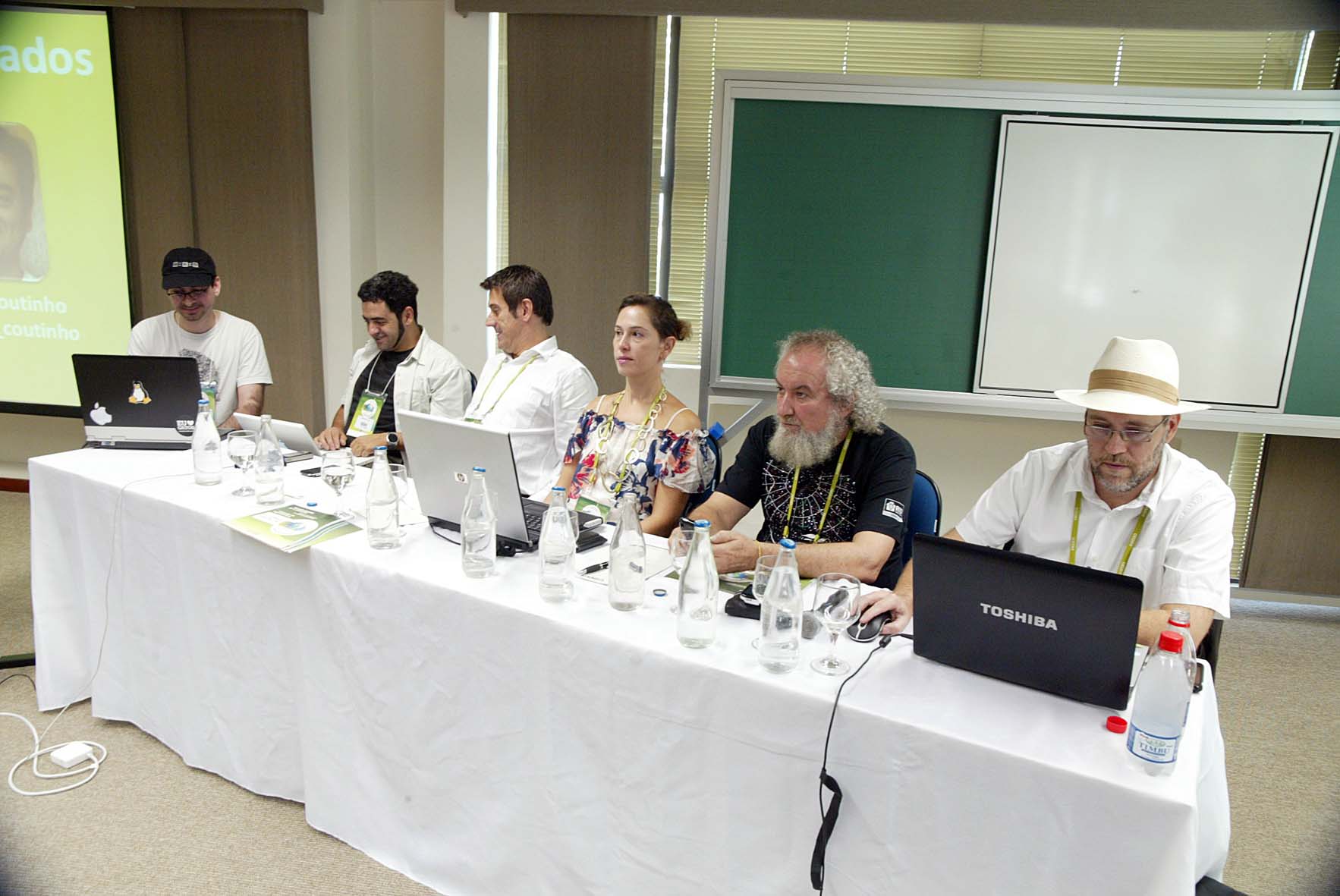O encontro em Curitiba reuniu "twitteiros" como nesta mesa redonda (foto: divulgação)