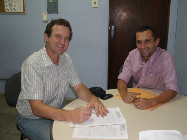 Walter Behr (à esquerda) assina a escritura de compra do imóvel de 225.721 metros quadrados (foto: divulgação/ICMBio)